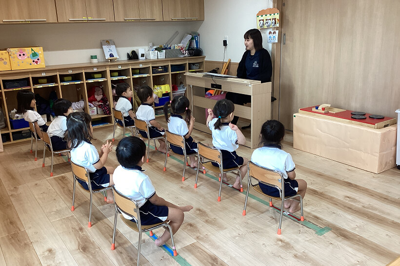 朝の会をする先生と子ども達