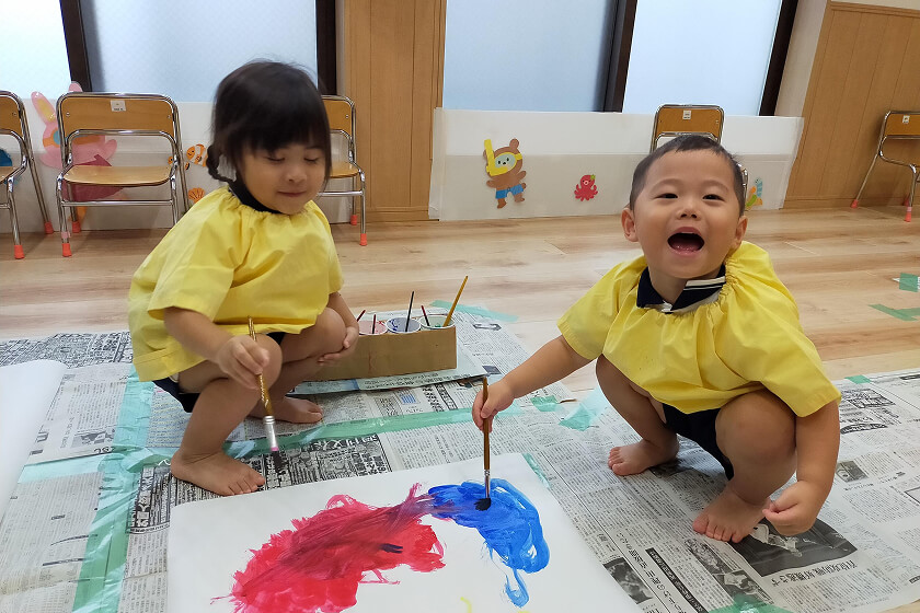 絵の具遊びをする子ども達