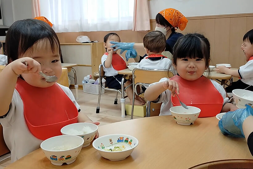 給食を食べる子ども達
