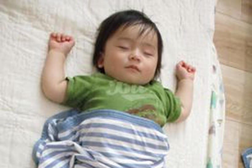 午睡をする子ども