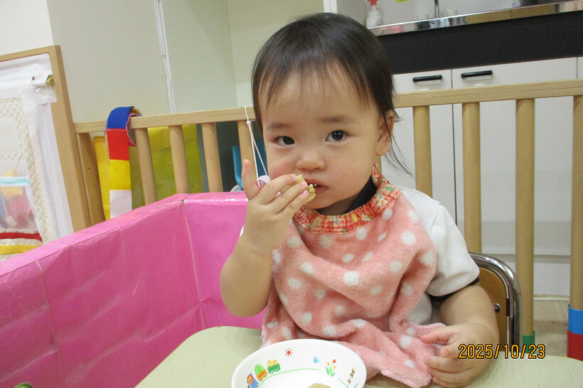 おやつを食べる子ども