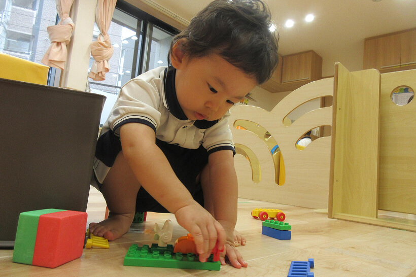 ブロック遊びをする子ども