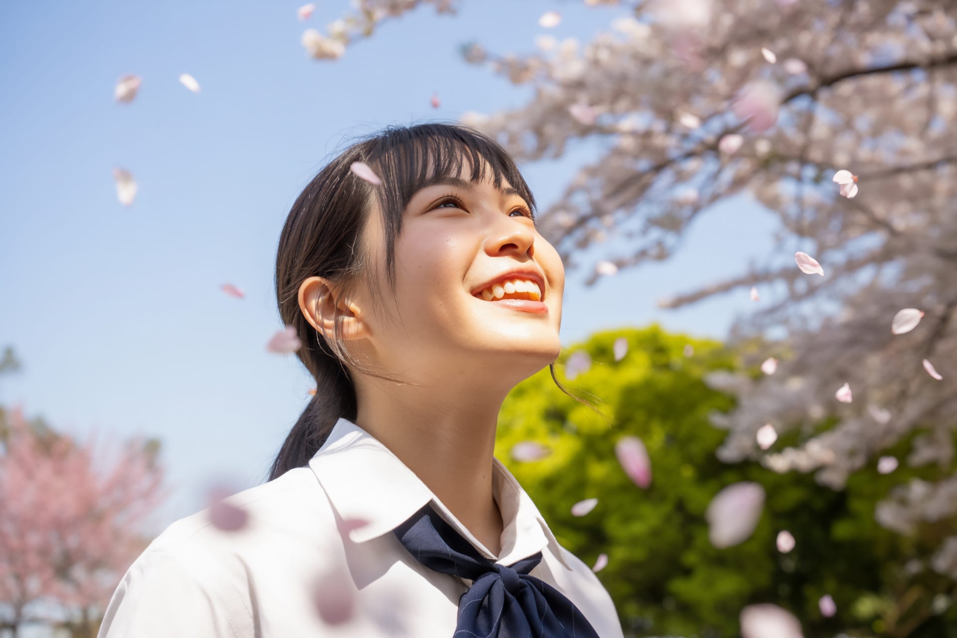 女性徒が空を見上げている写真