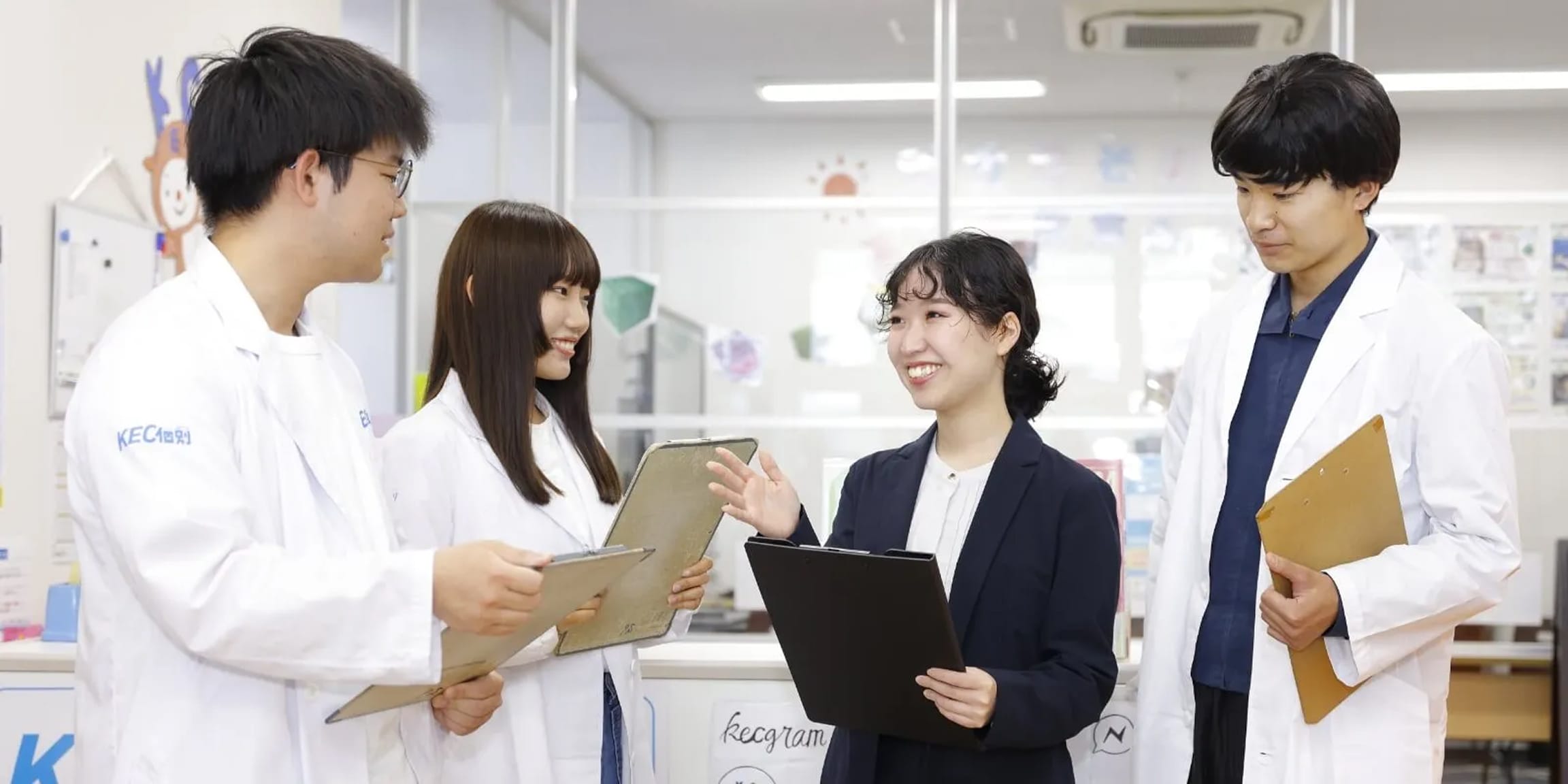 [写真]先生が談笑している様子