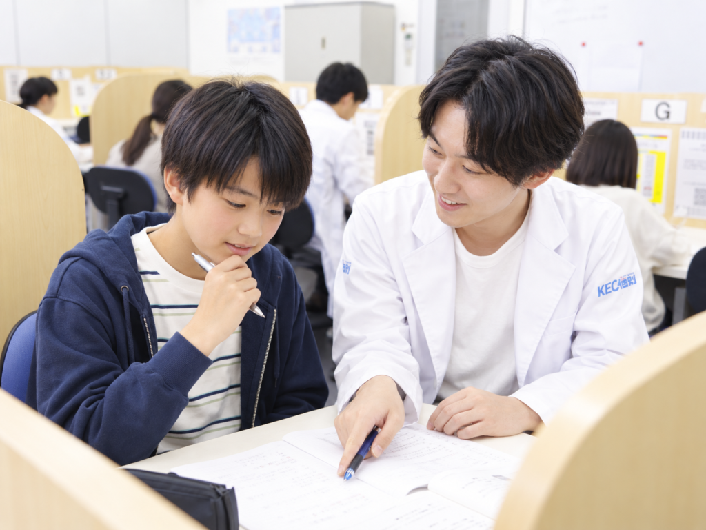 学習に取り組む中学1年生