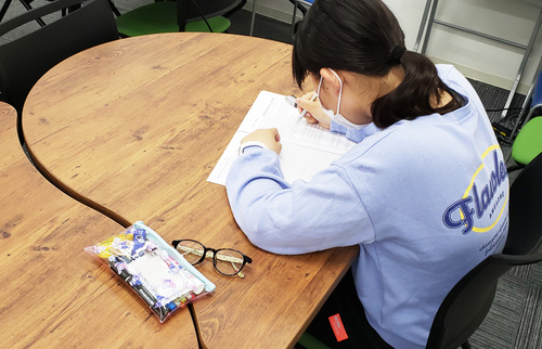 木津南教室で勉強する生徒