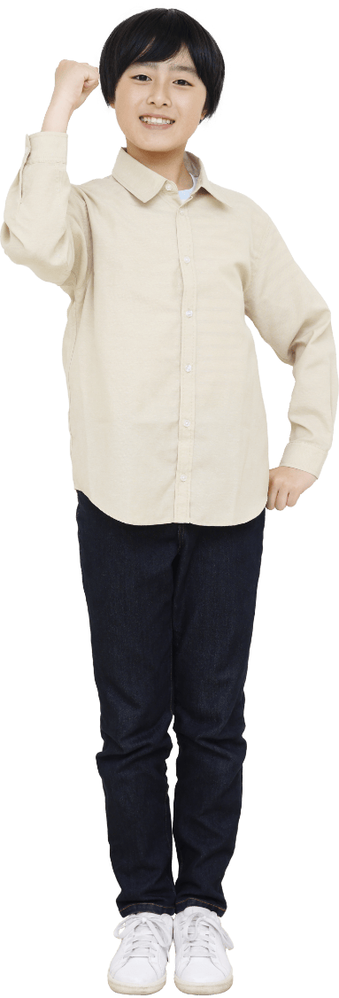 ガッツポーズする少年の写真