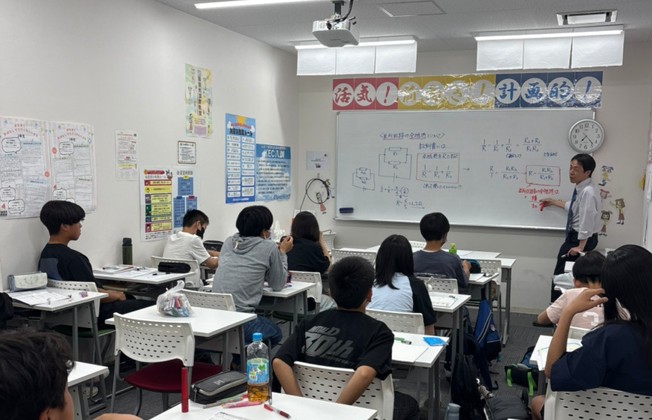 【テスト直前】目標に向かって机に向かう生徒たちと、想いを込めた「宣言書」📝