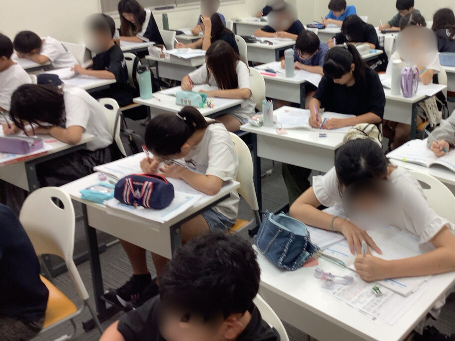 真剣なまなざしで覚悟を決める秋!中3志望校別特訓&小6赤本カレンダー作成会
