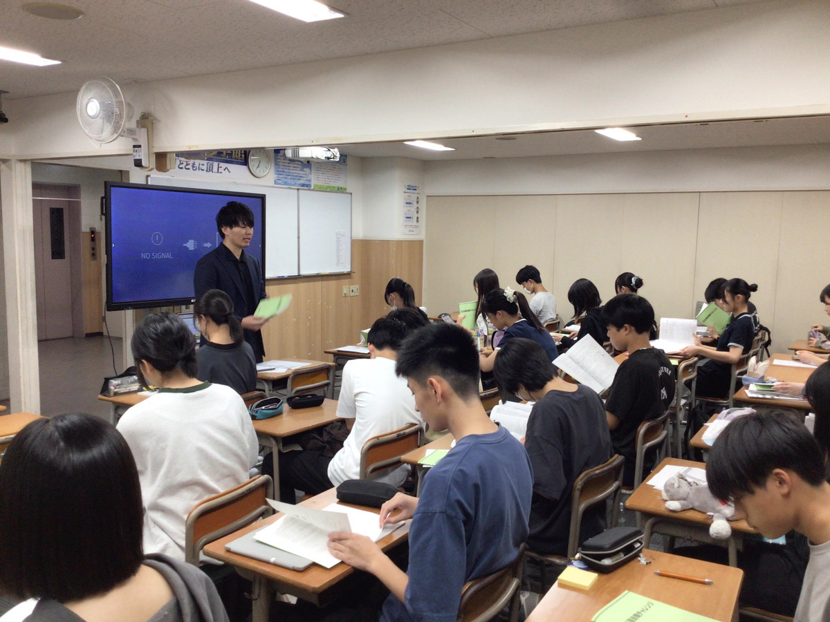 志望校別特訓で問題演習に取り組む中3生