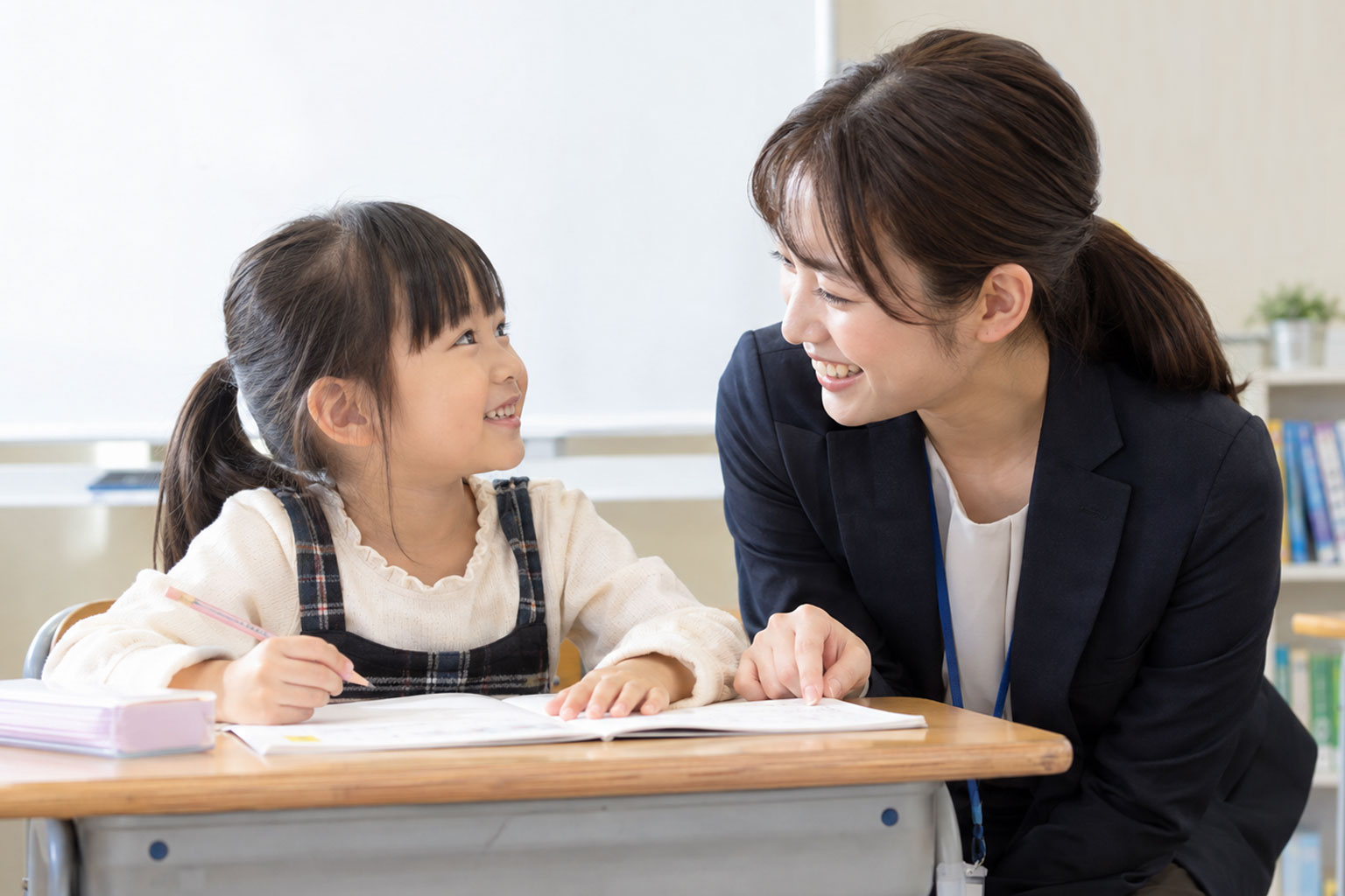 講師と対面でコミュニケーションを取る年長さん